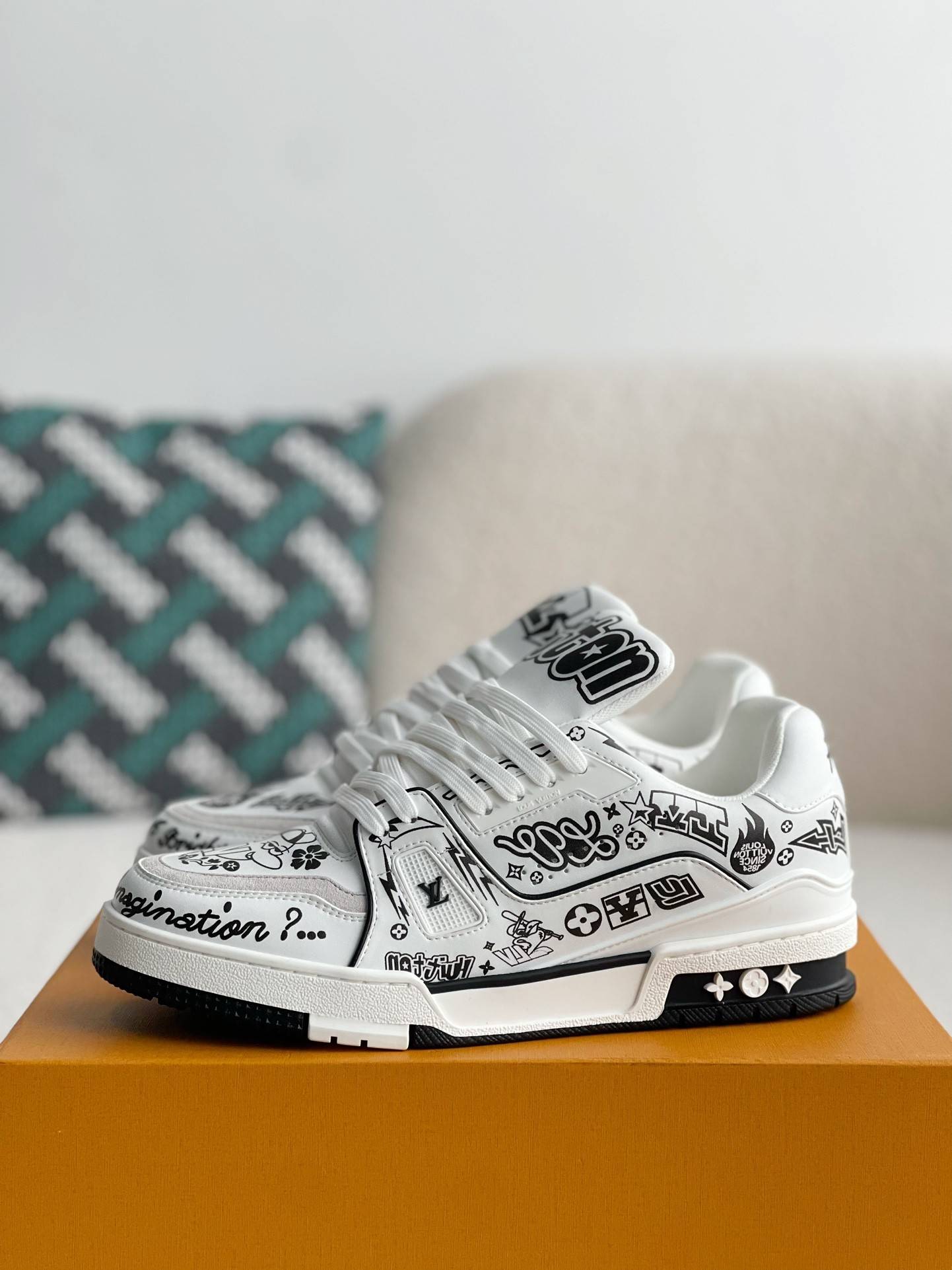 L*V SNEAKERS