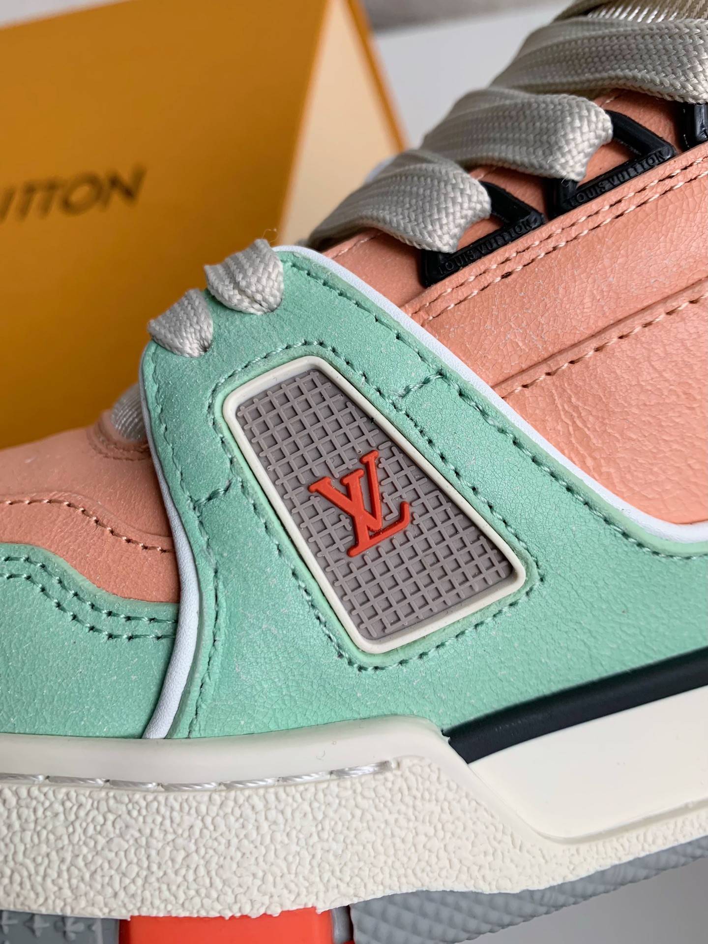 L*V TRAINER Sneakers
