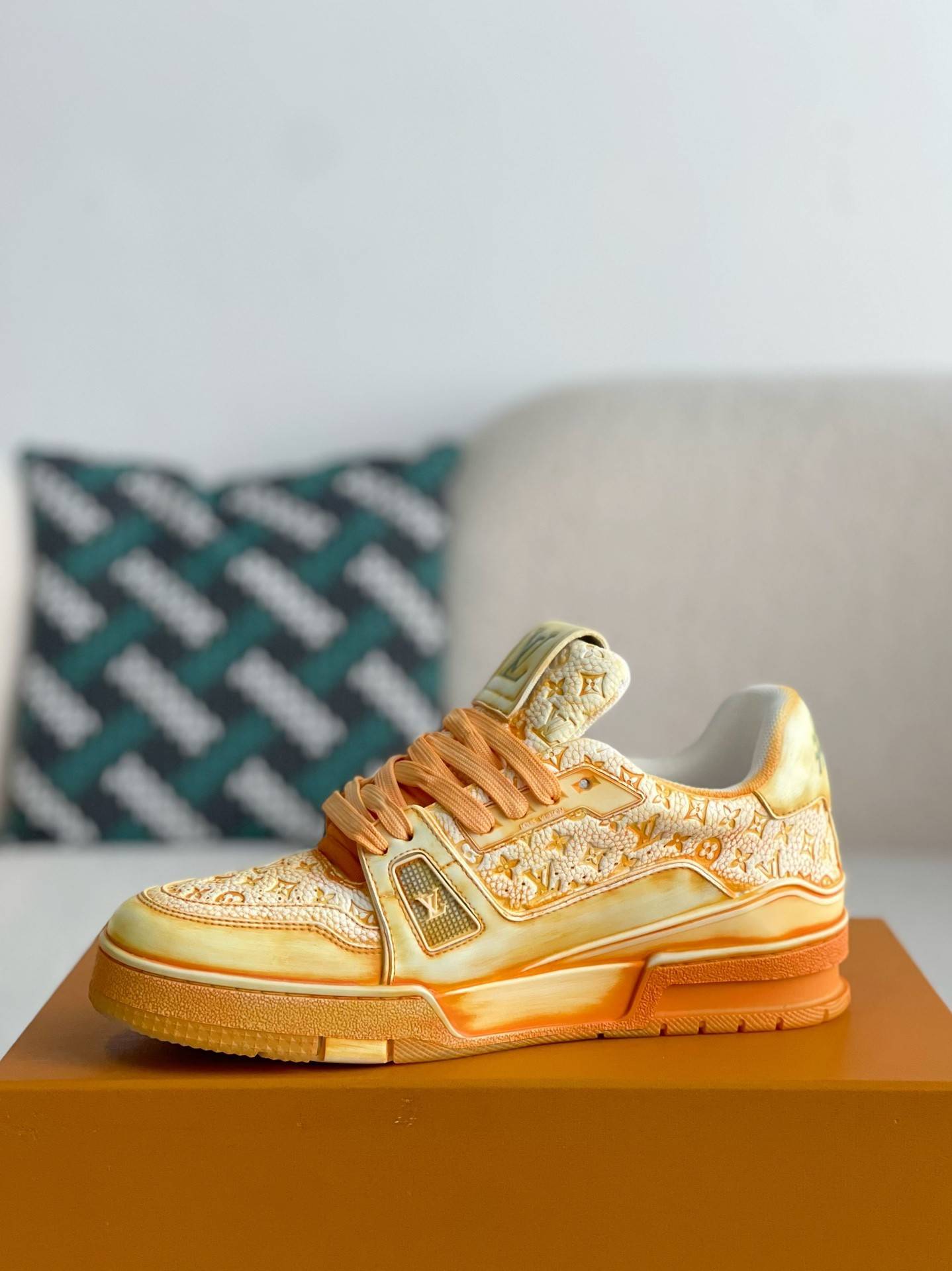 L*V SNEAKERS