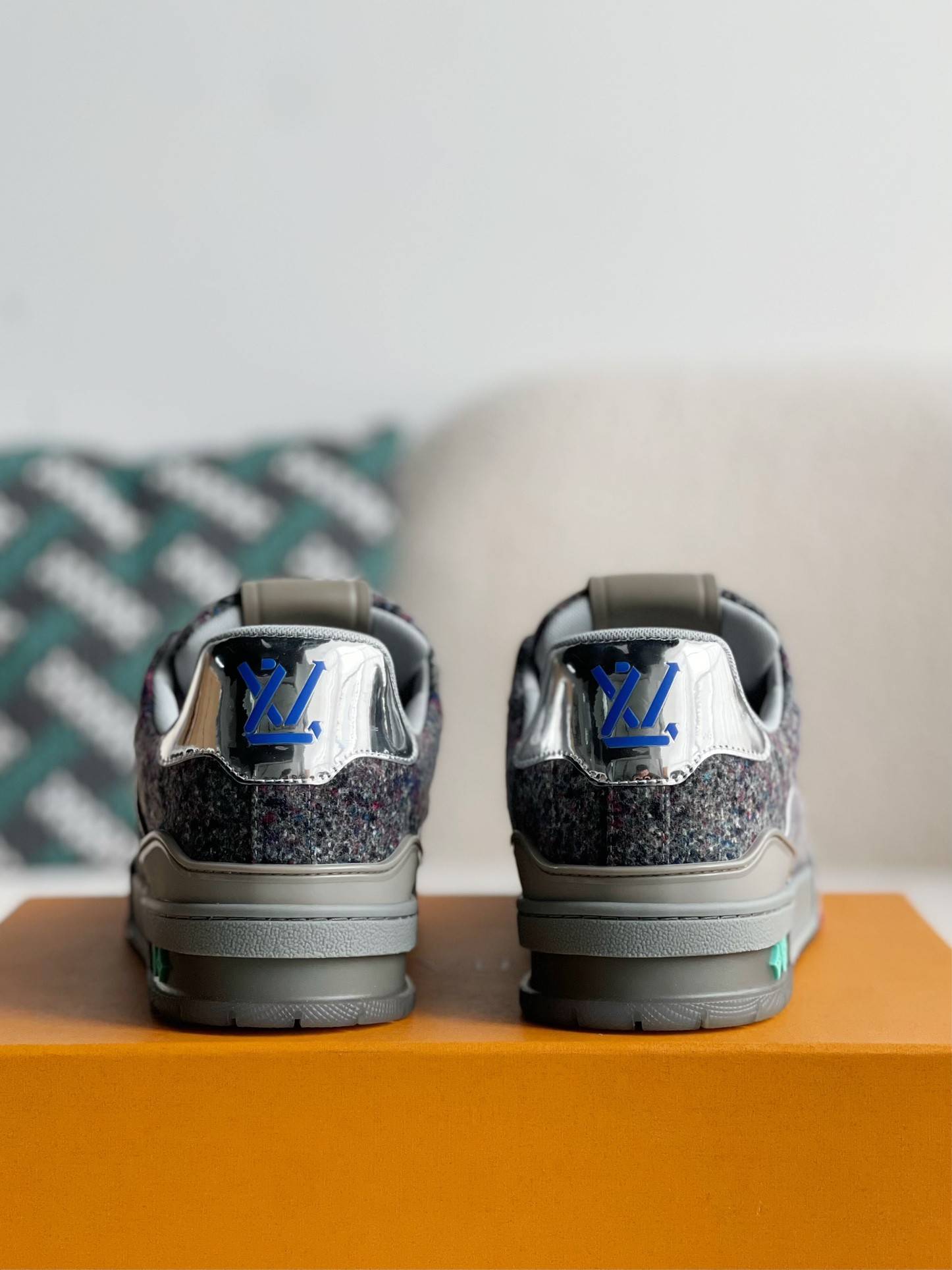 L*V SNEAKERS