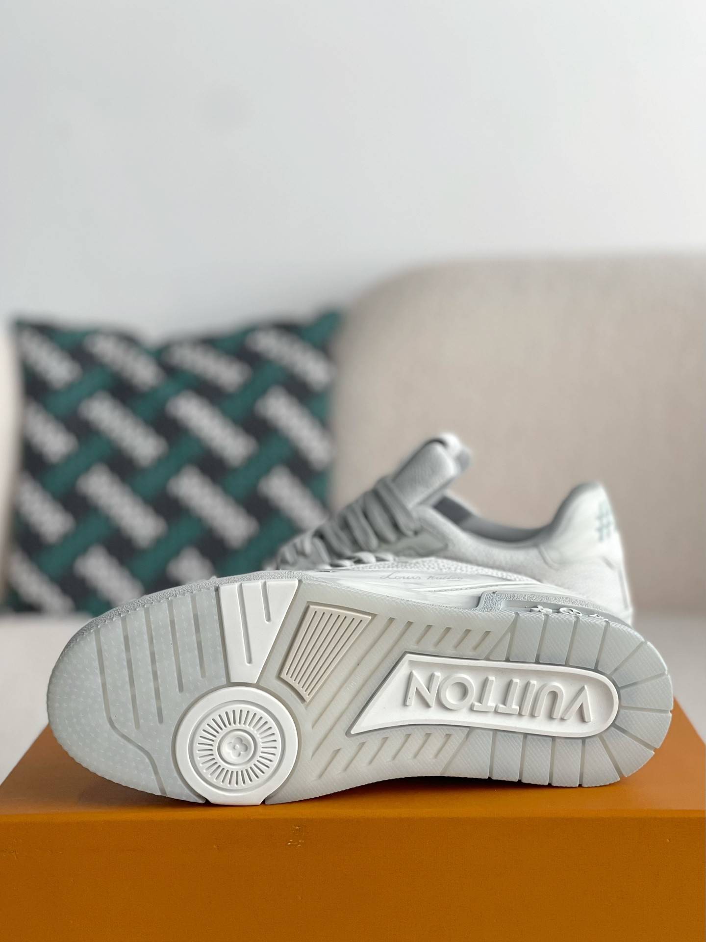 L*V SNEAKERS