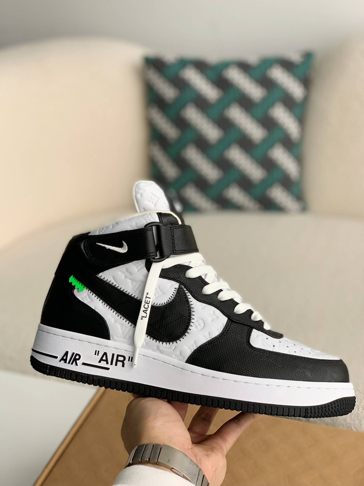 L*V SNEAKERS