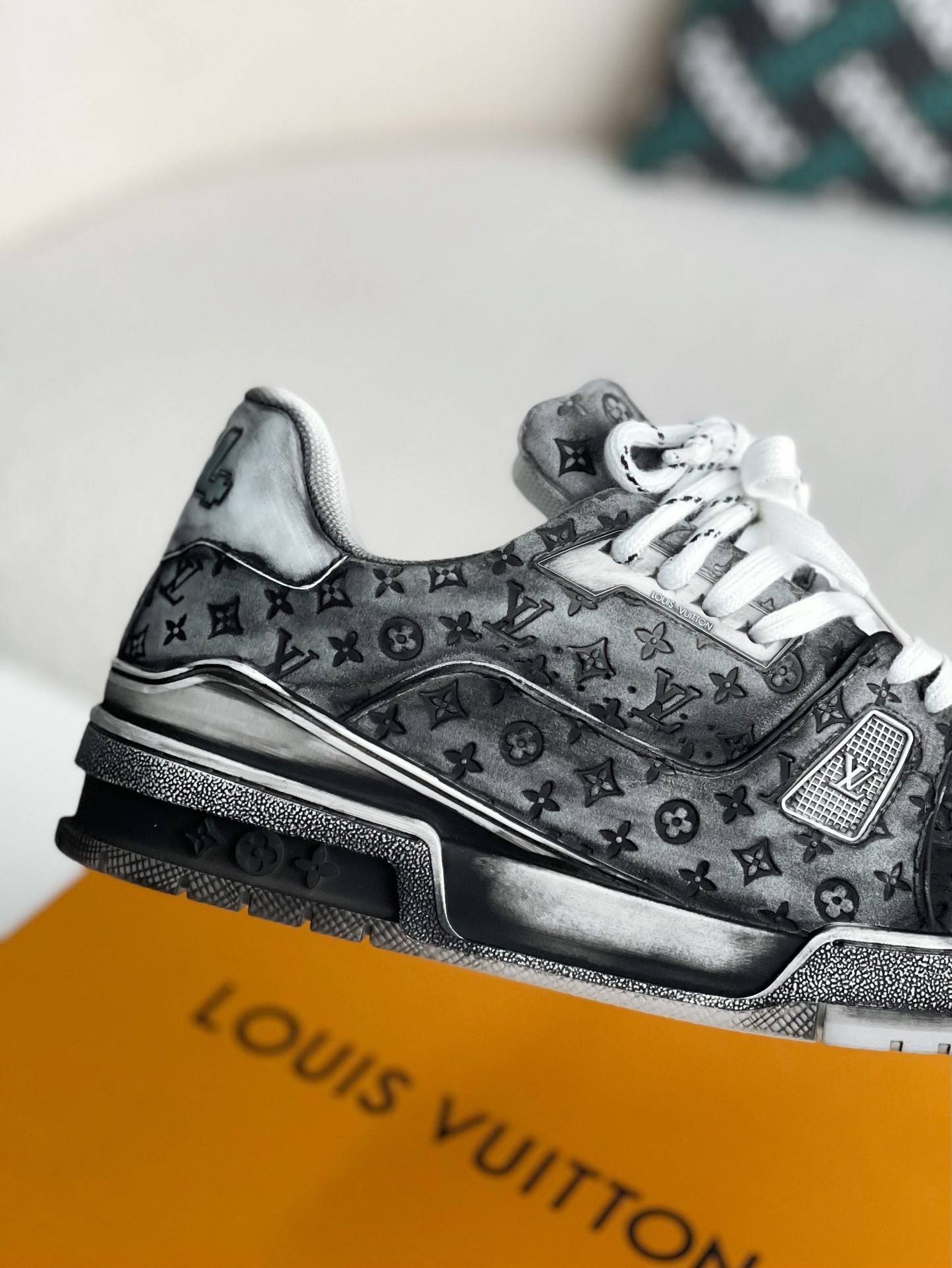 L*V TRAINER SNEAKERS