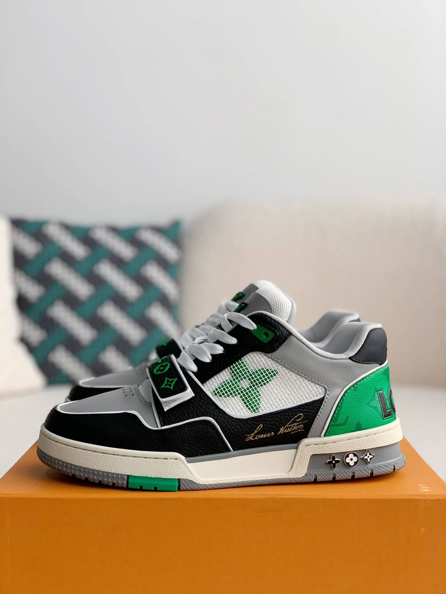 L*V TRAINER Sneakers