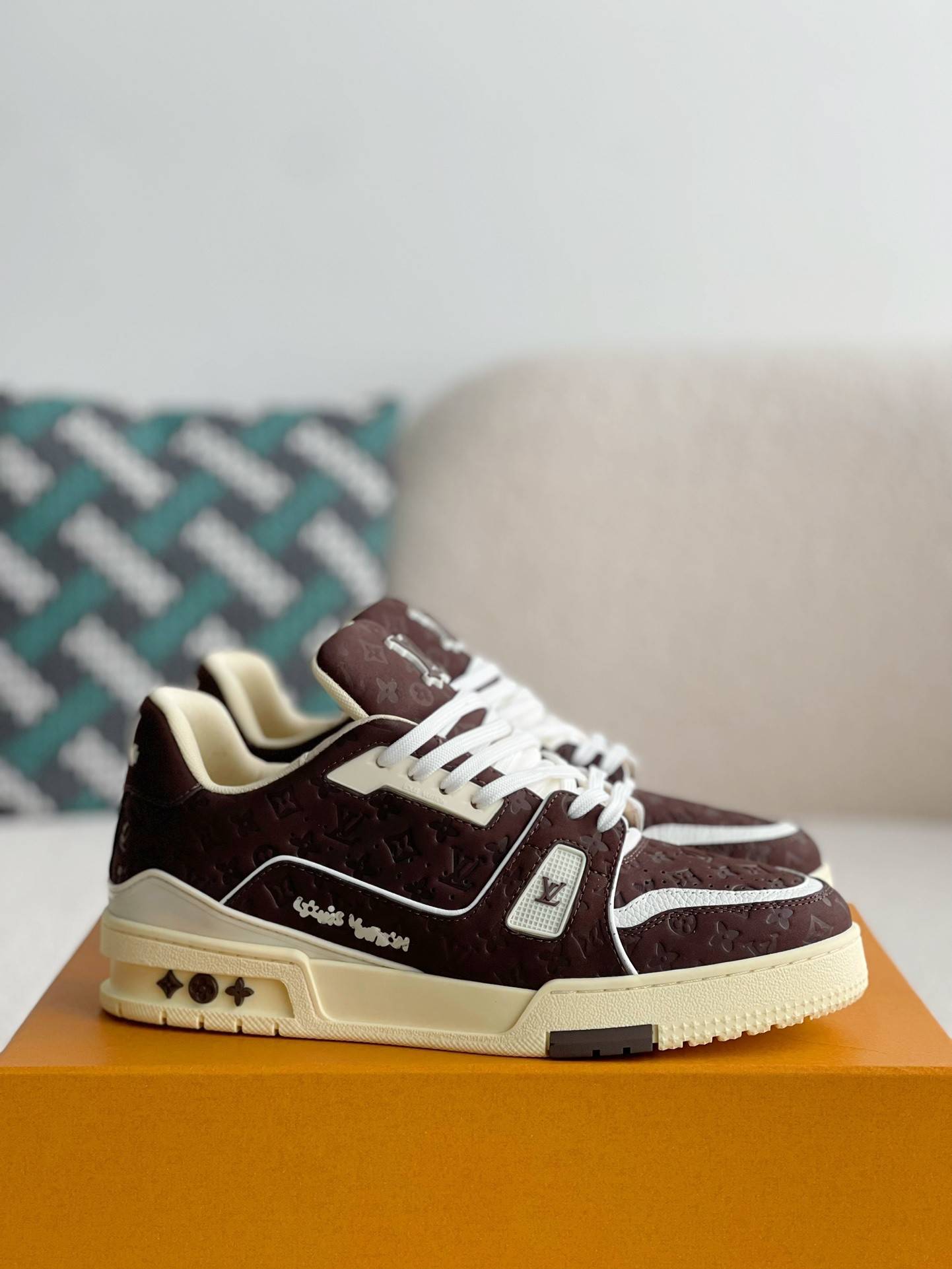 L*V SNEAKERS