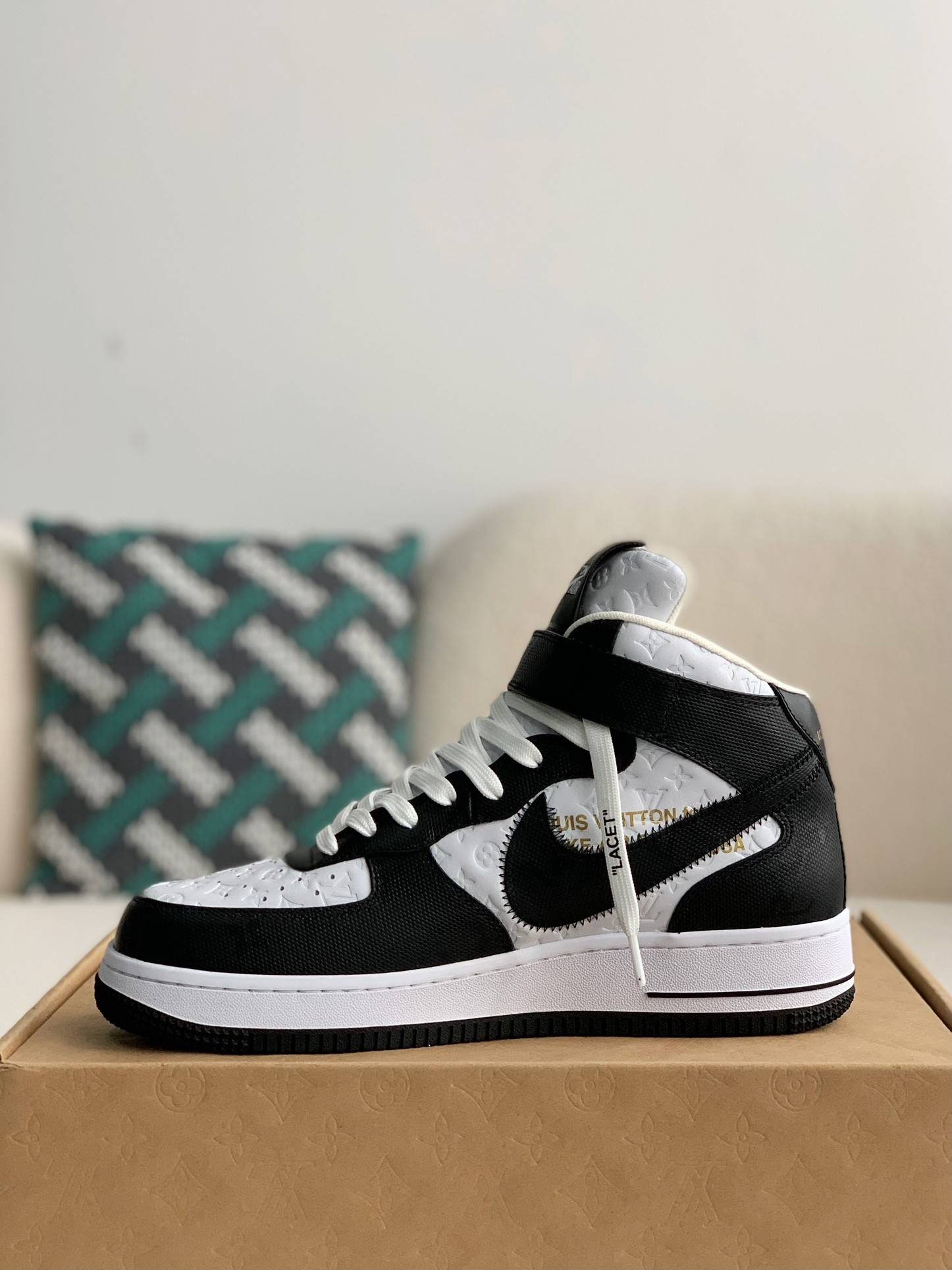 L*V SNEAKERS