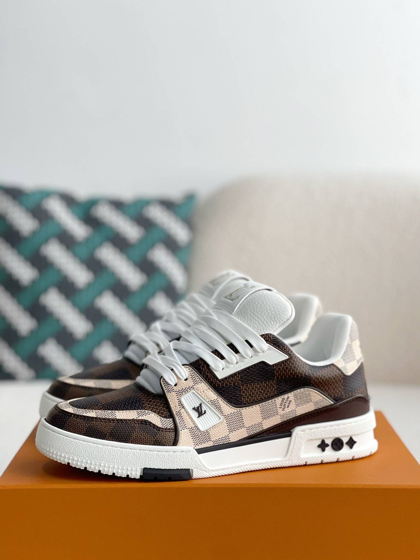 L*V TRAINER SNEAKERS