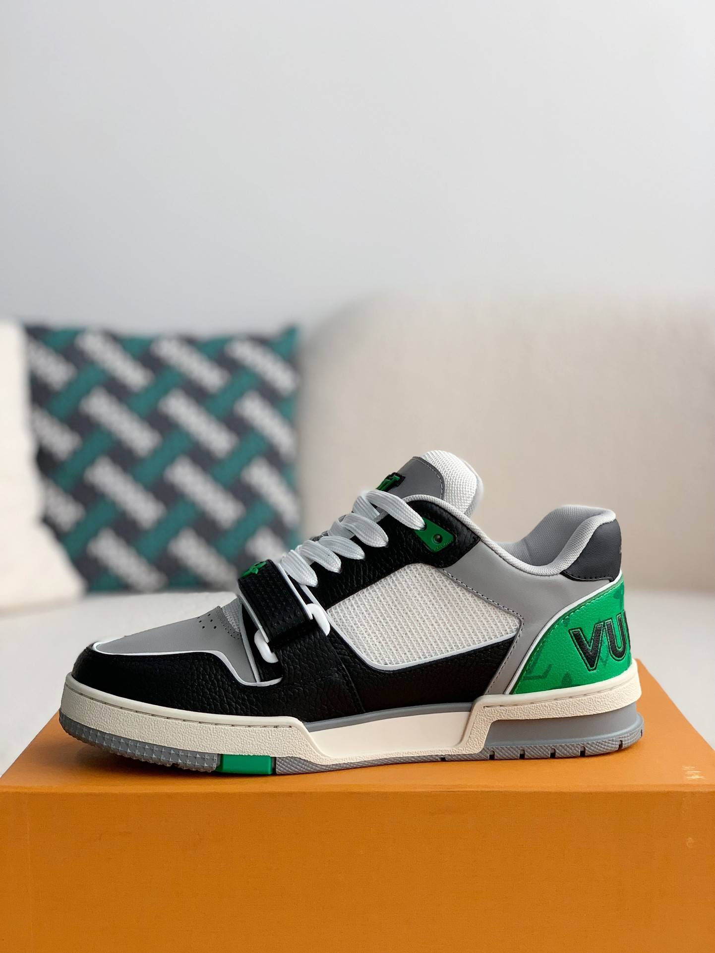 L*V TRAINER Sneakers