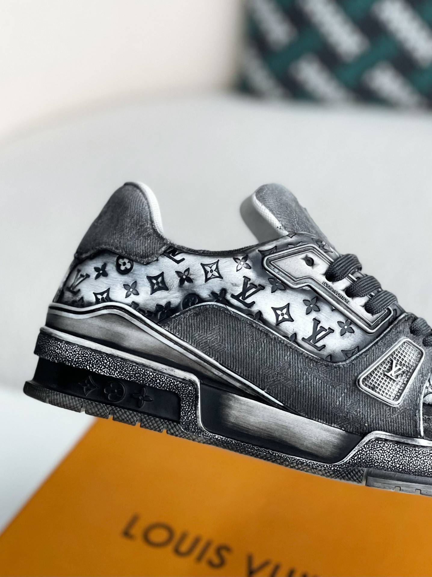 L*V TRAINER SNEAKERS