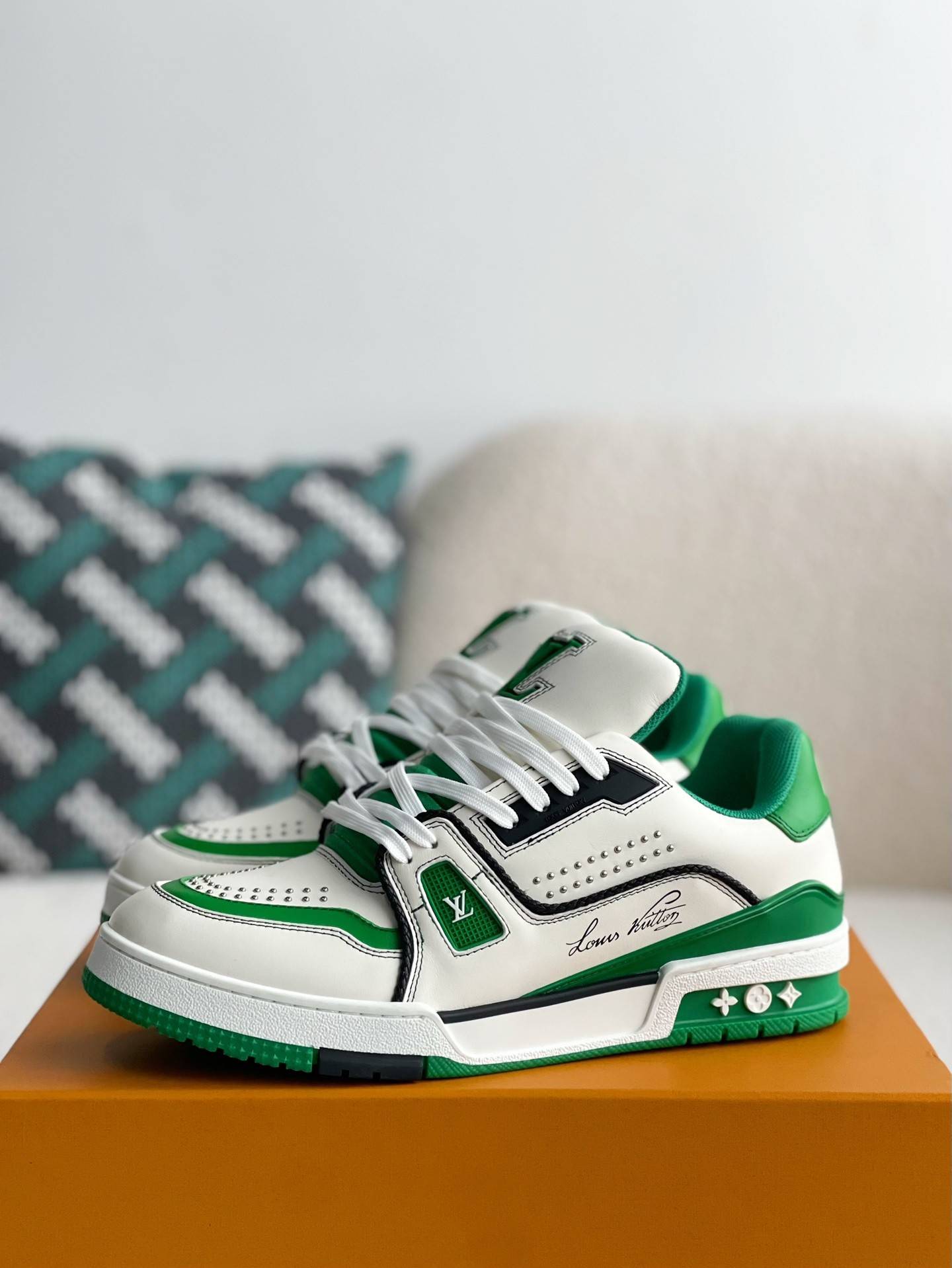 L*V TRAINER SNEAKERS