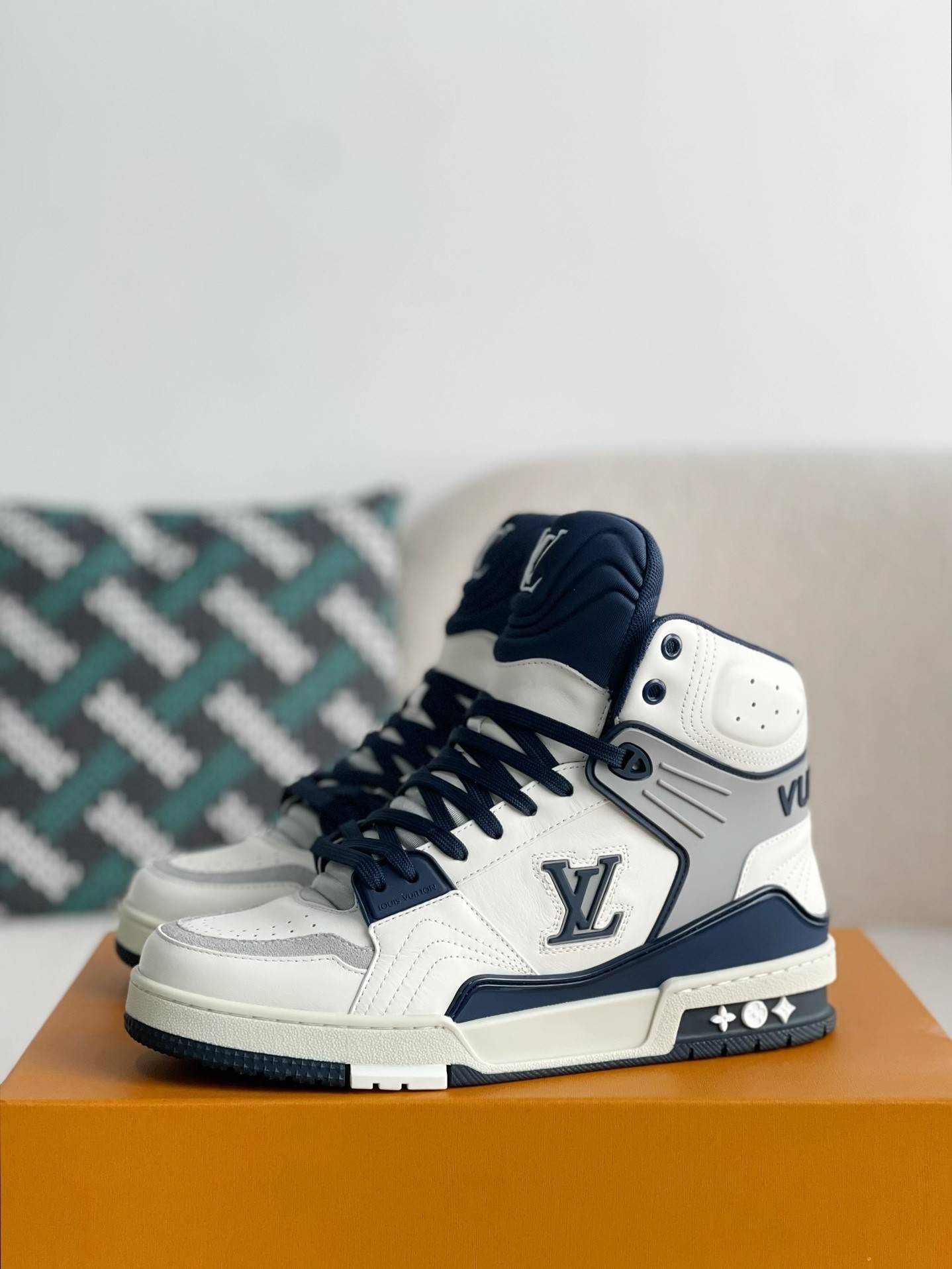 L*V TRAINER SNEAKERS