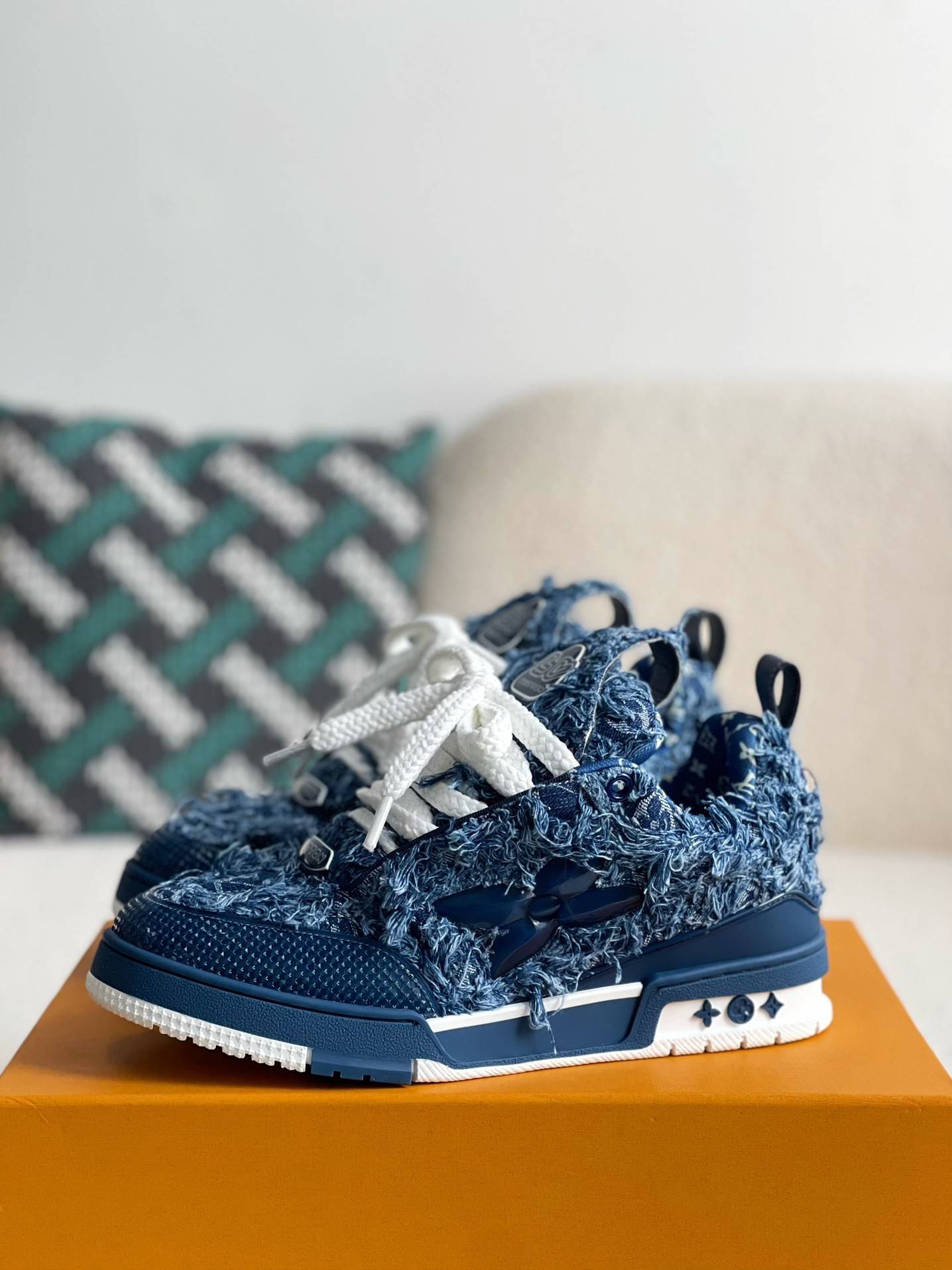 L*V TRAINER SNEAKERS
