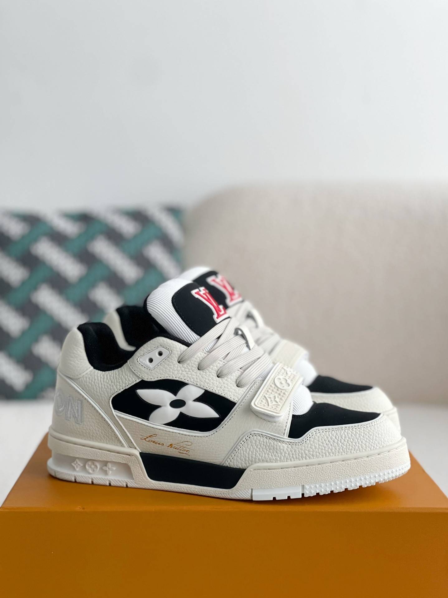 L*V SNEAKERS