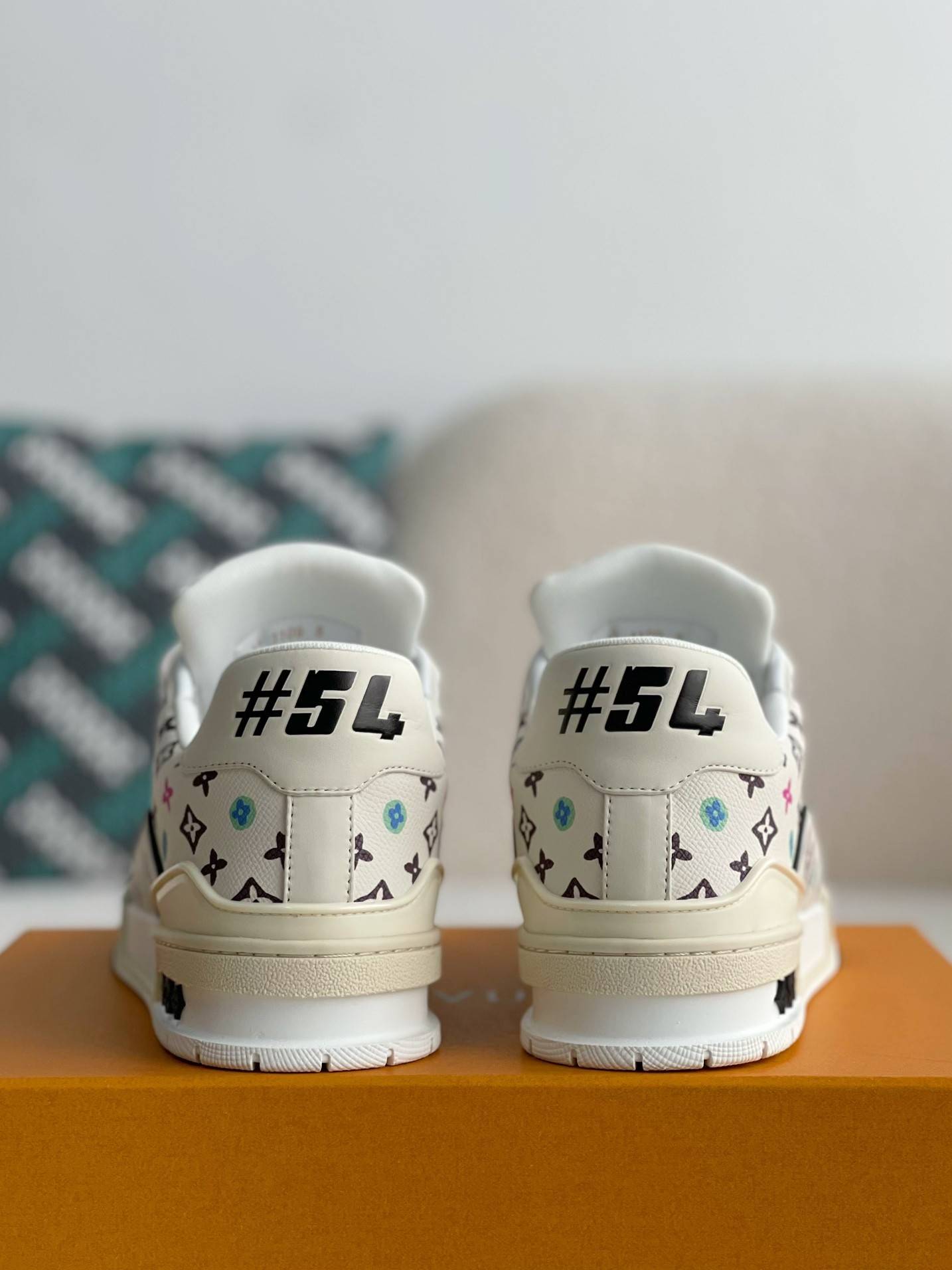 L*V SNEAKERS