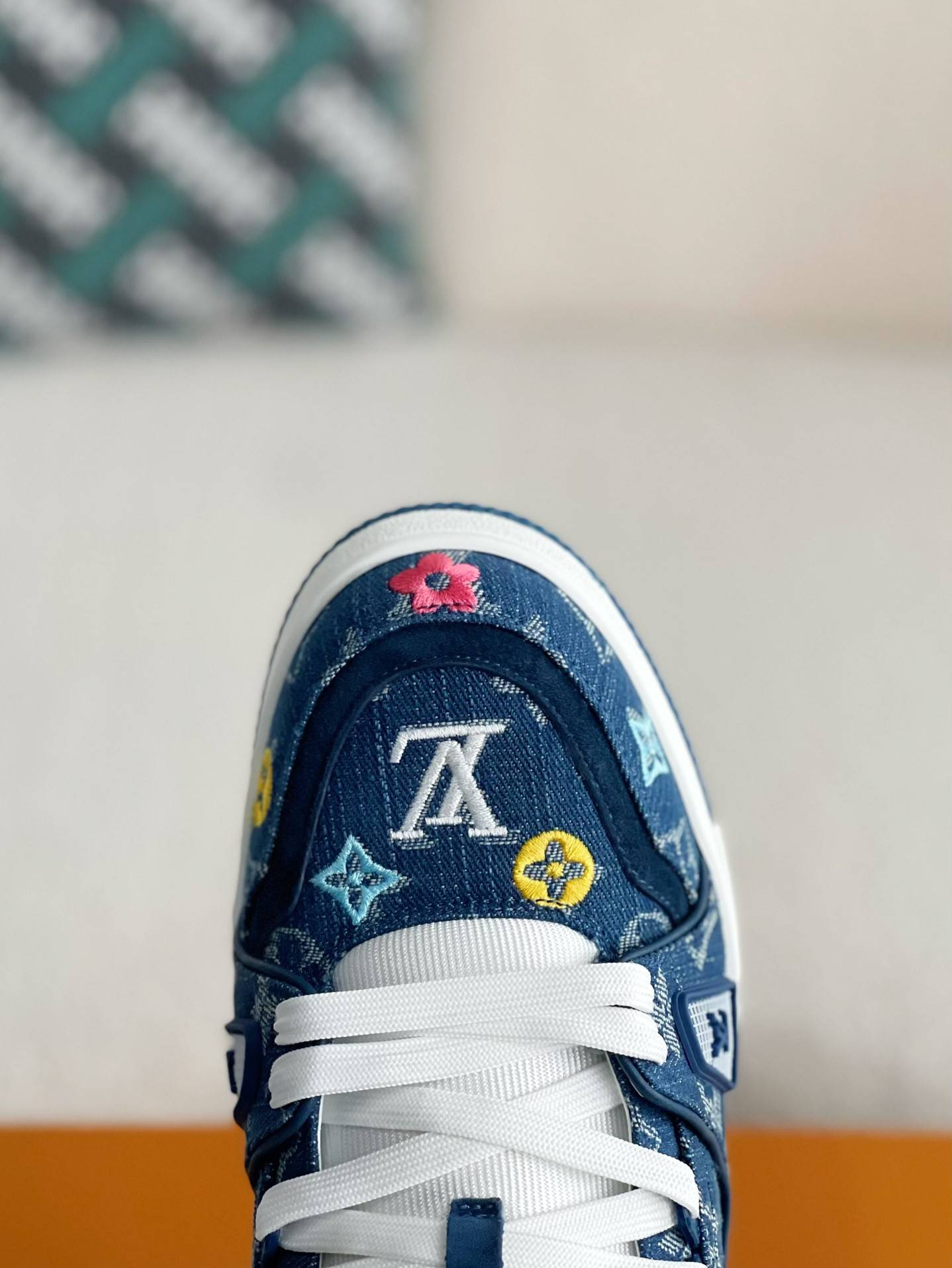 L*V TRAINER SNEAKERS