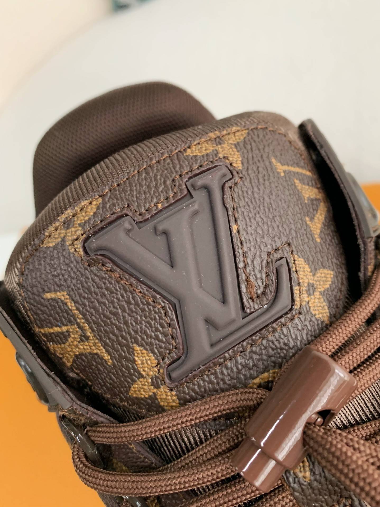 L*V TRAINER SNEAKERS