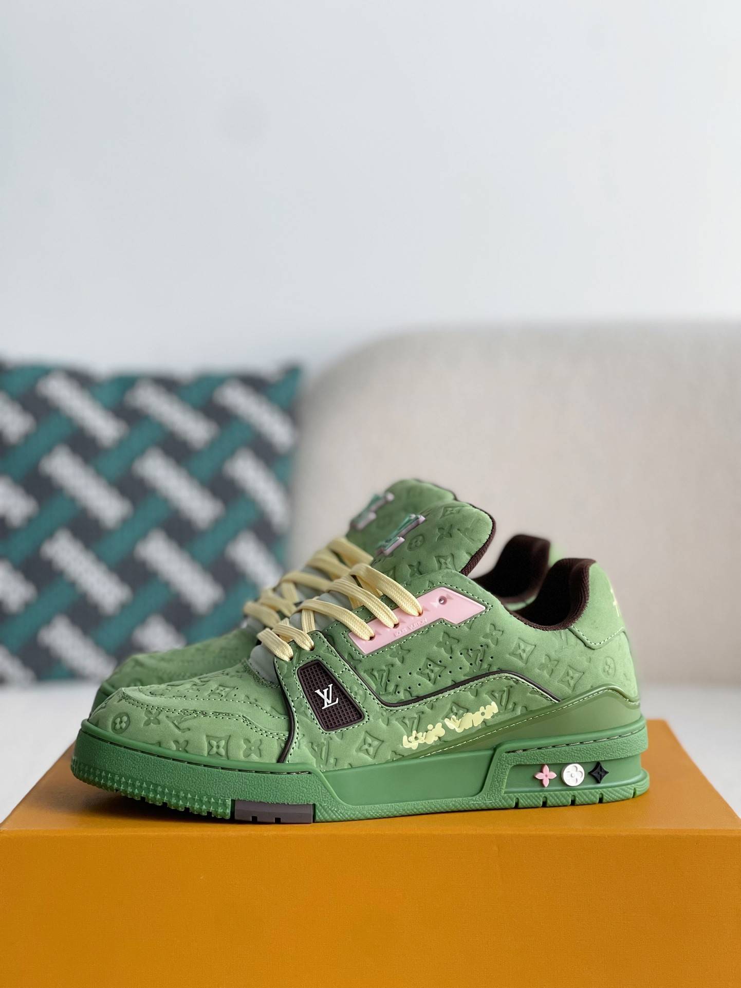 L*V SNEAKERS