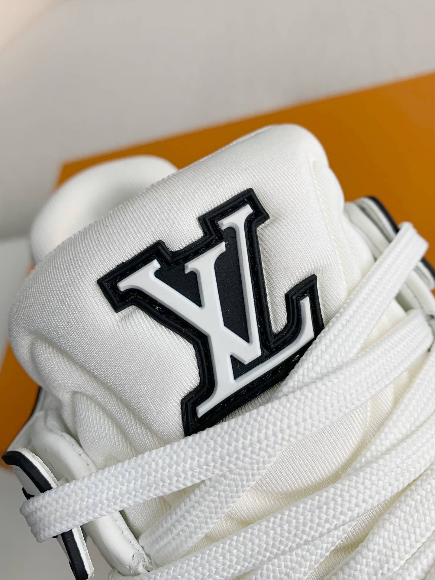 L*V SNEAKERS