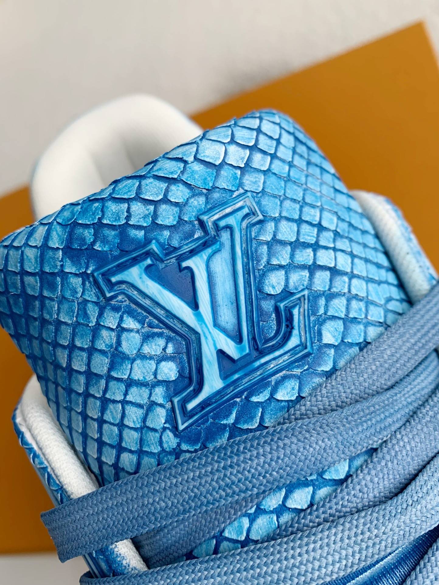 L*V TRAINER SNEAKERS