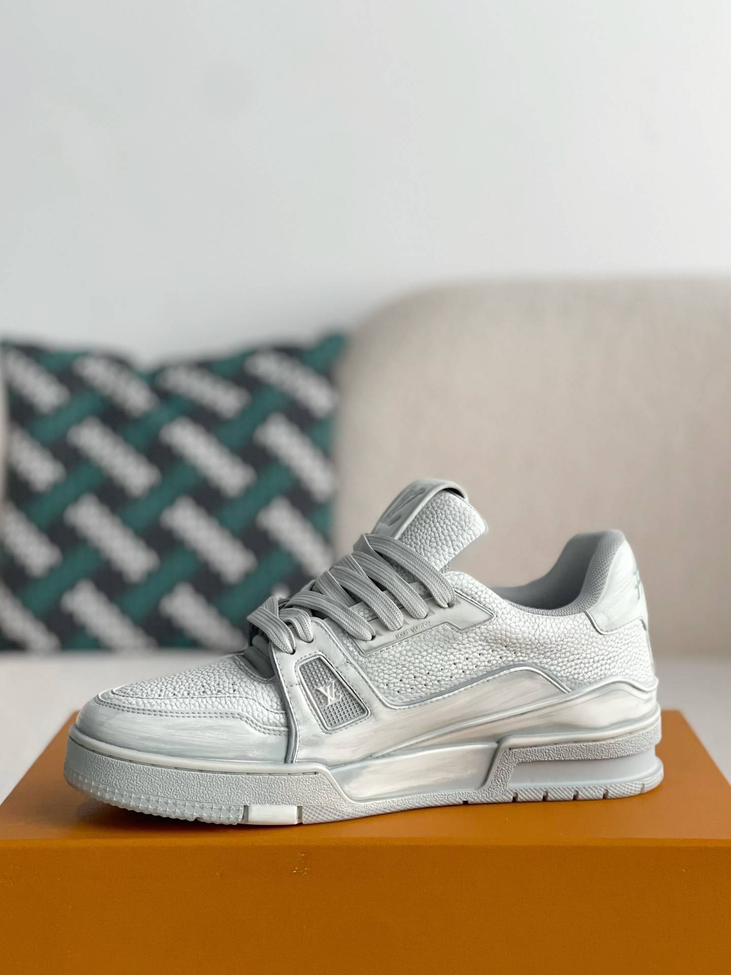 L*V SNEAKERS