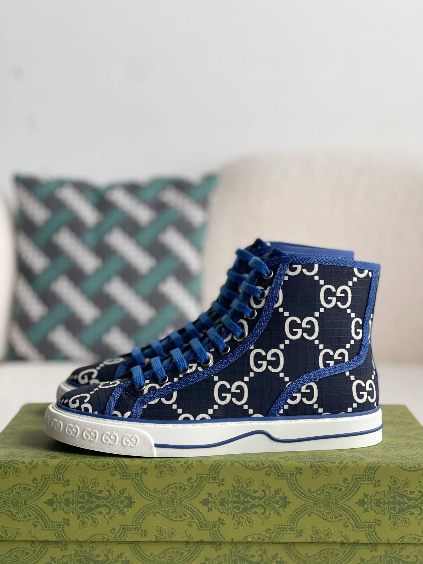 GU*IHigh-top shoes