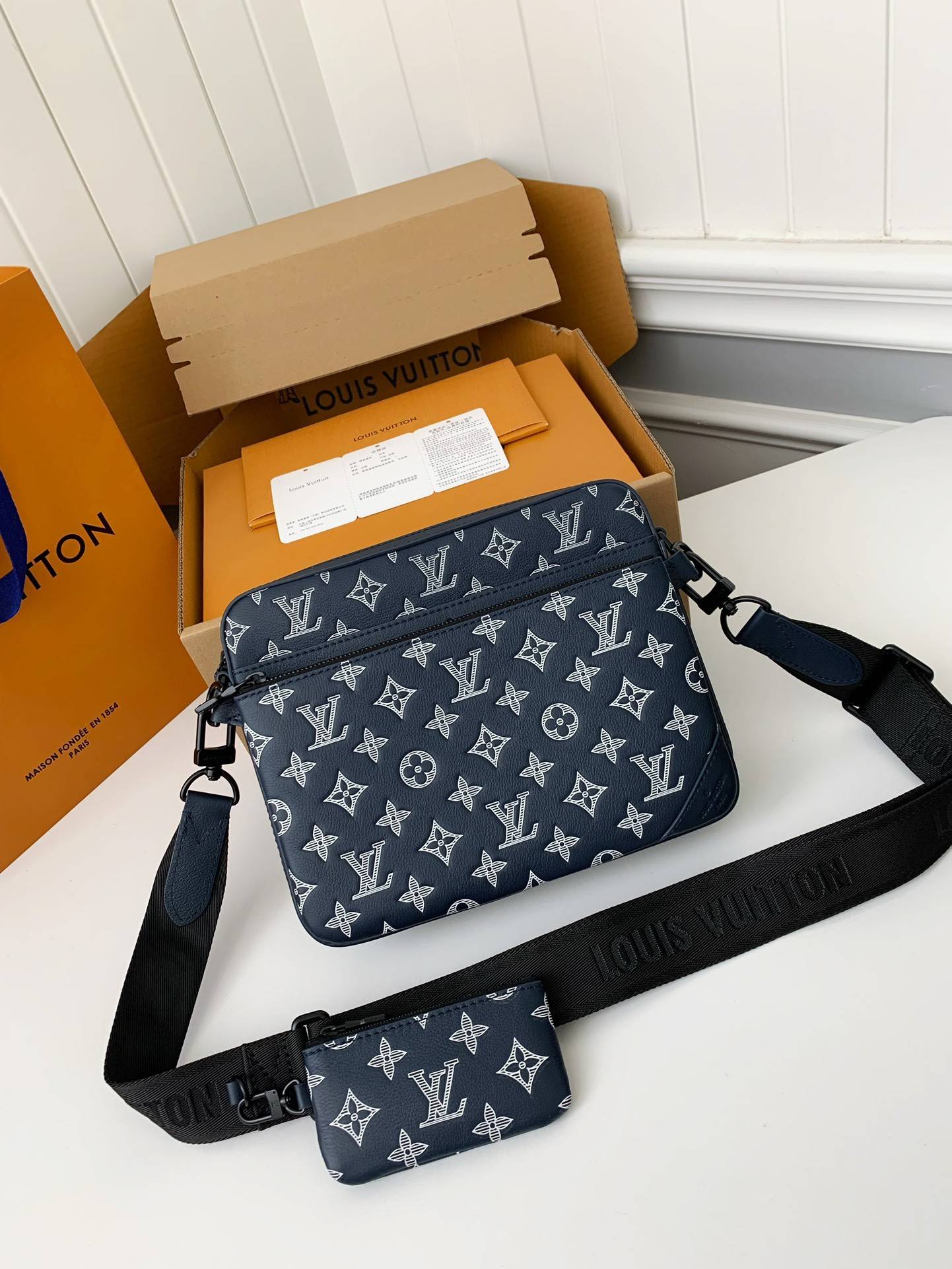 L*V The new TRIO Postman Pack M24753  Size： 25*18.5*7cm