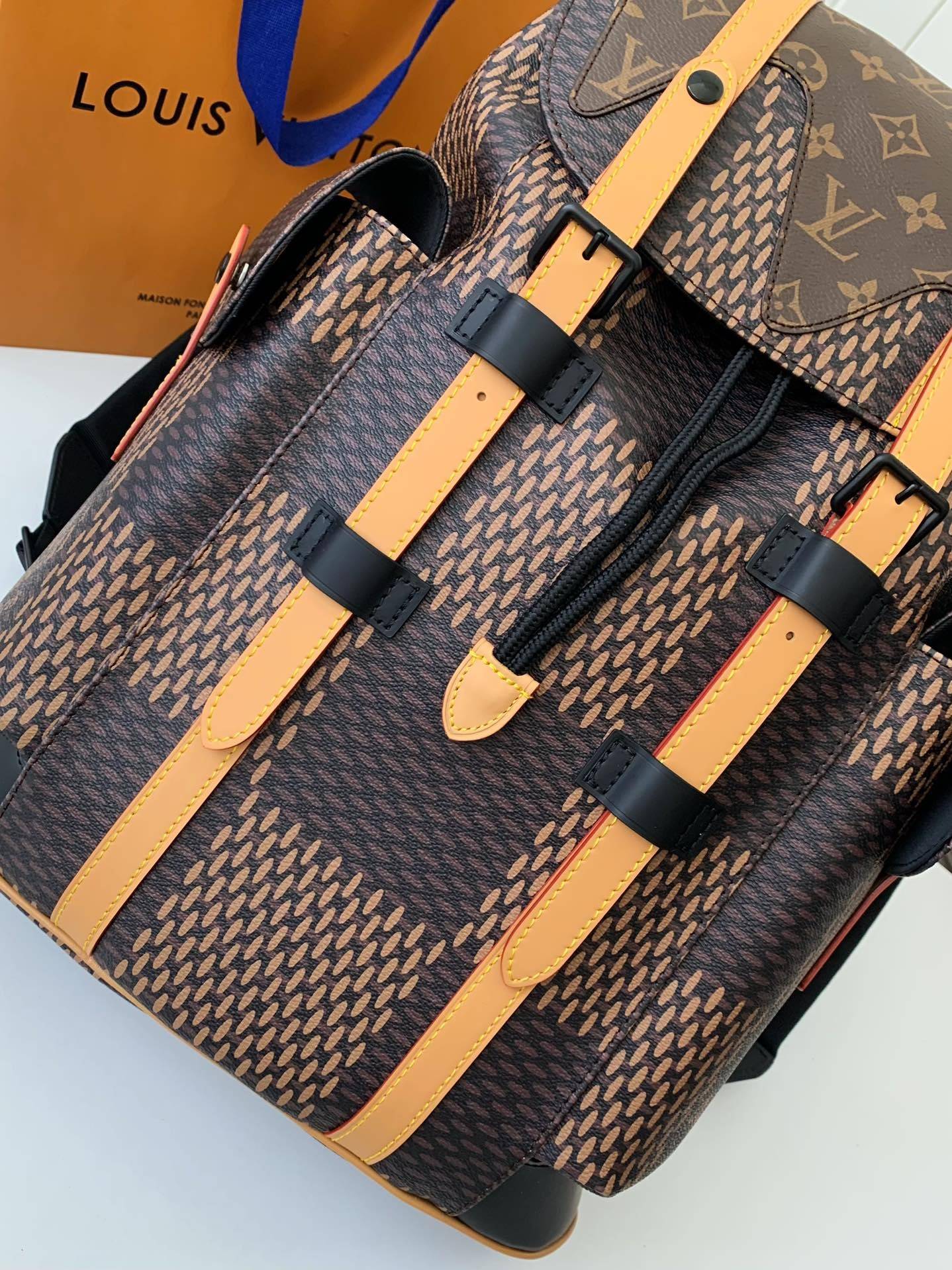 L*V Medium-sized men’s matching colored backpack M40350 Size:38*44*21cm