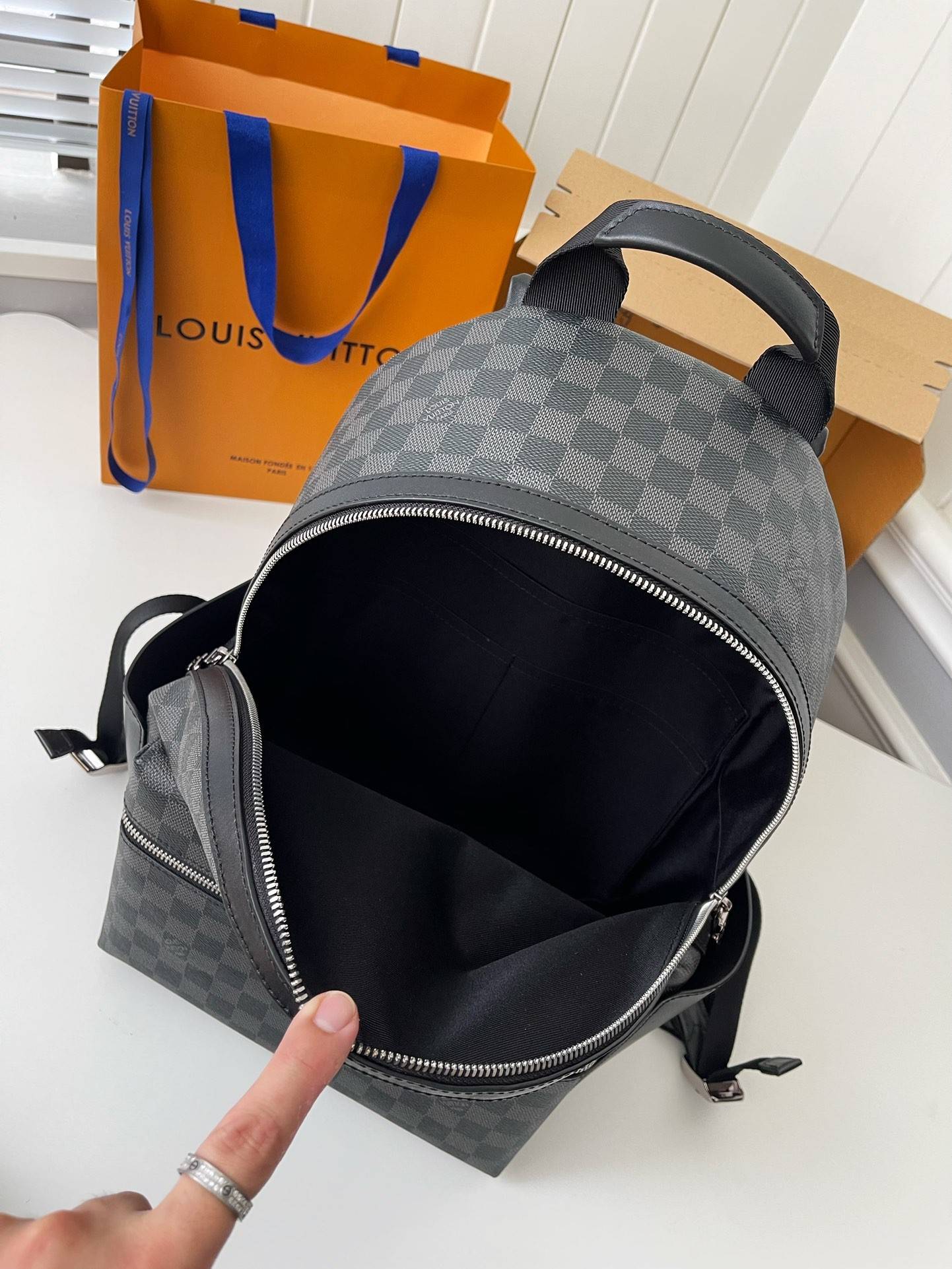 L*V DISCOVERY Small Backpack PM N40514 Size: 29 * 38 * 20cm