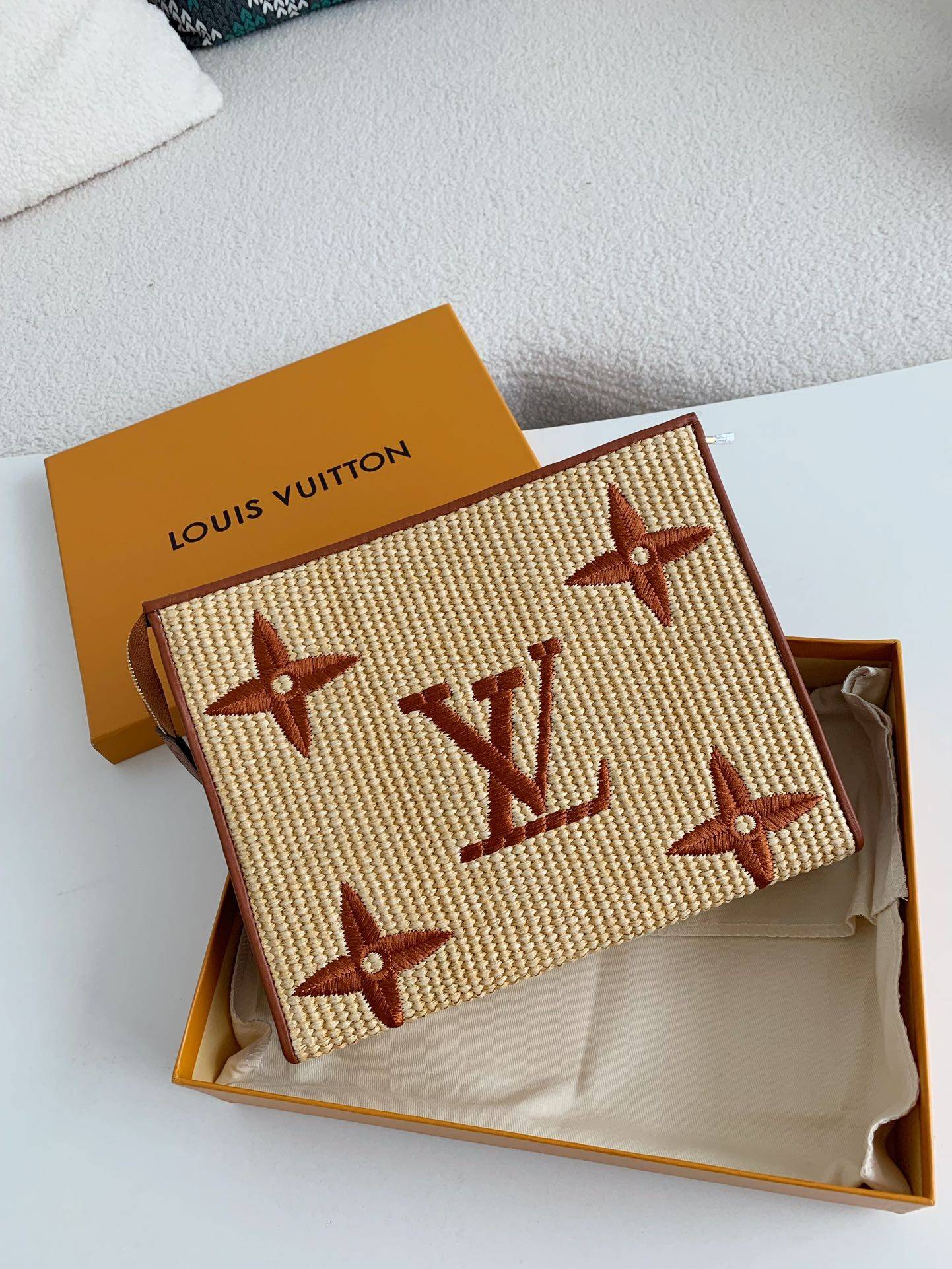 L*V Toiletry Pouch 26 Monogram Raffia Tan M80351,Top Quality Size:25*20*5.5cm