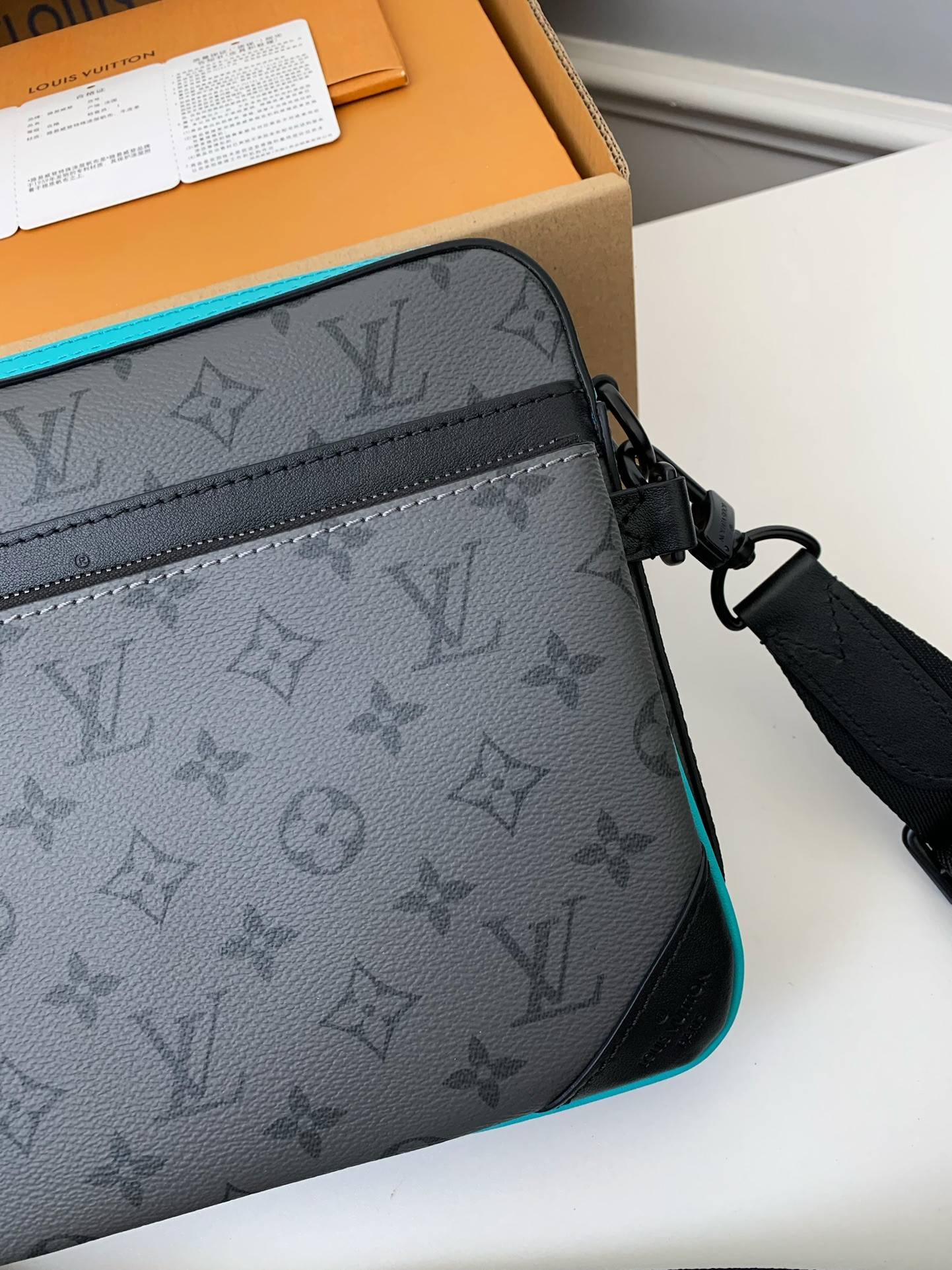 L*V Trio New Men’s colour-matching postman bag M11648 Size:25*18.5*7cm