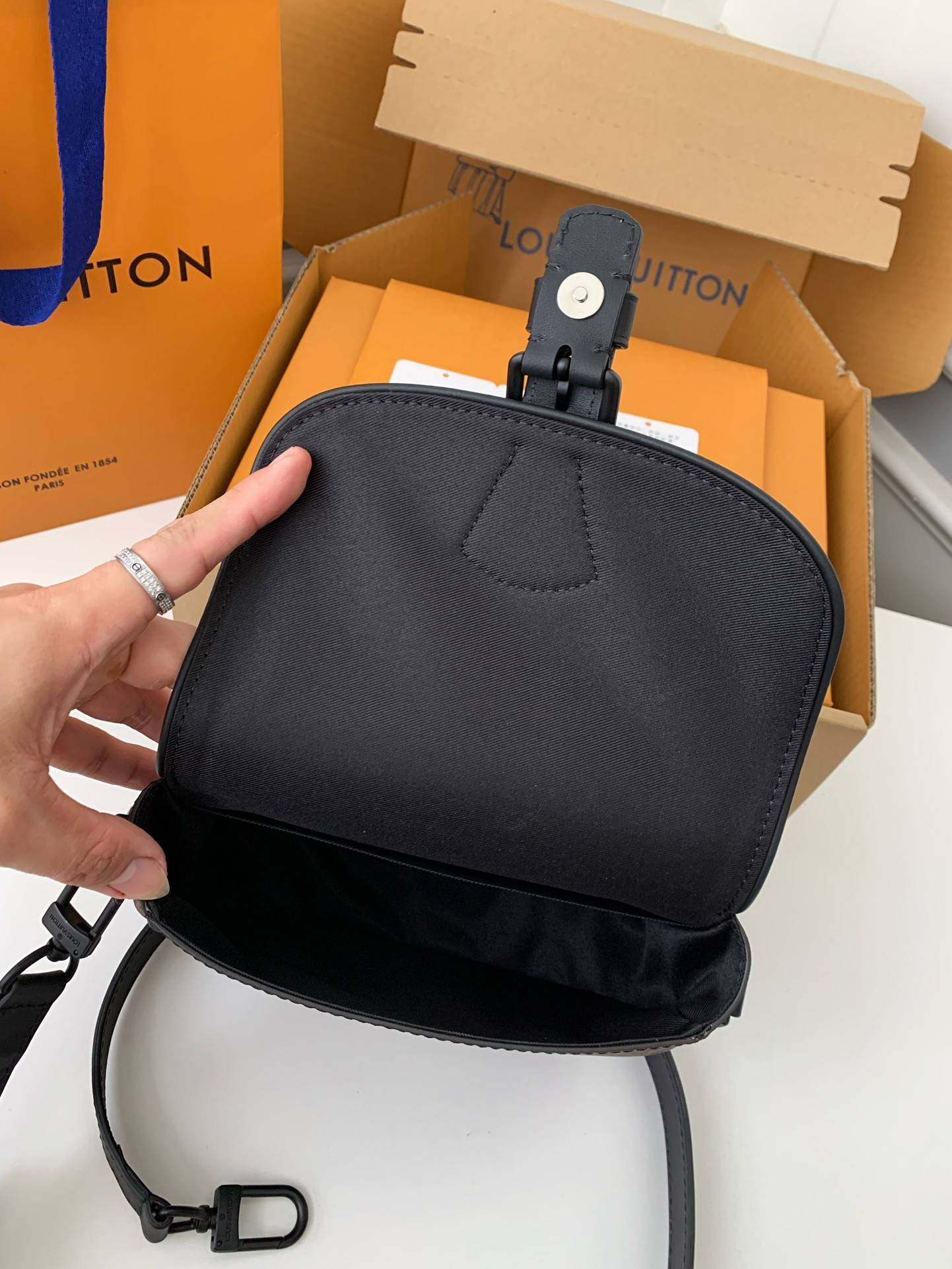 L*V New season Montsouris Small Messenger Bag M47060 Size:20*17*7cm