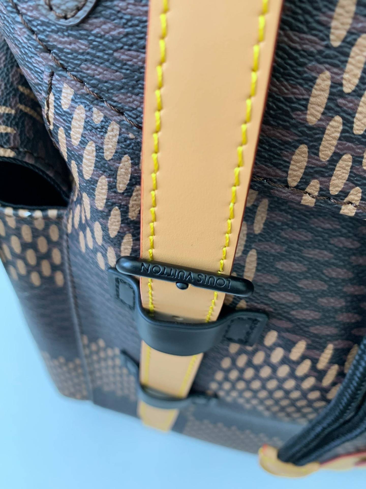 L*V Medium-sized men’s matching colored backpack M40350 Size:38*44*21cm