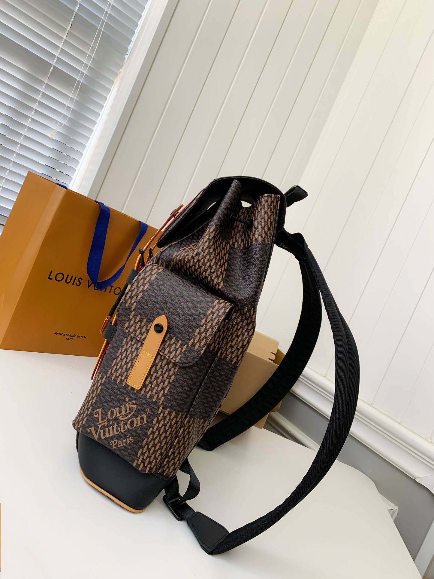 L*V Medium-sized men’s matching colored backpack M40350 Size:38*44*21cm