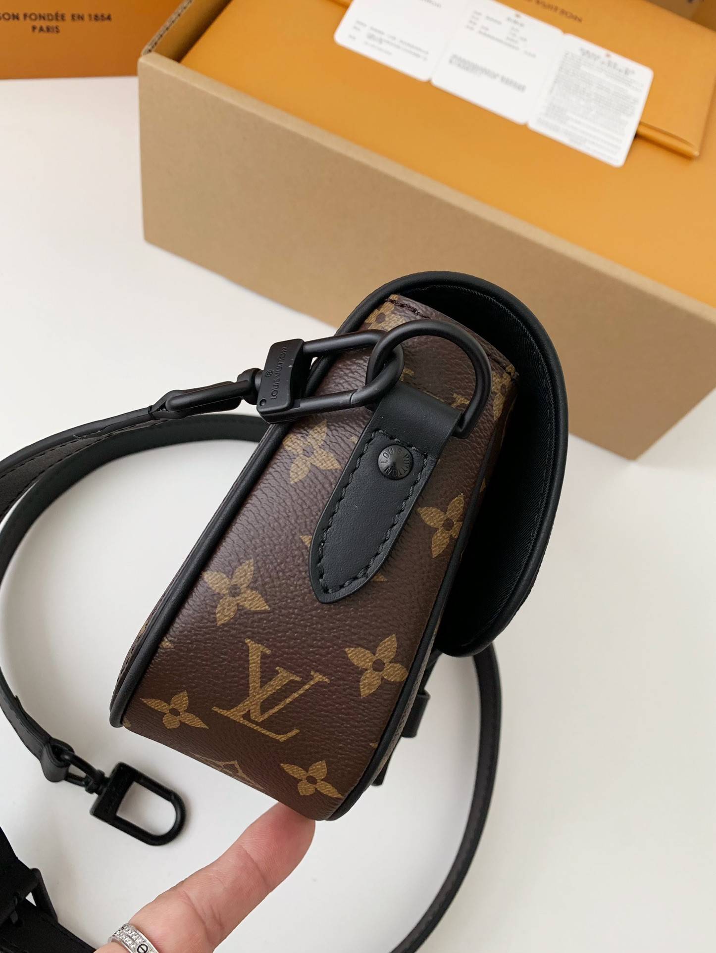 L*V New season Montsouris Small Messenger Bag M47060 Size:20*17*7cm