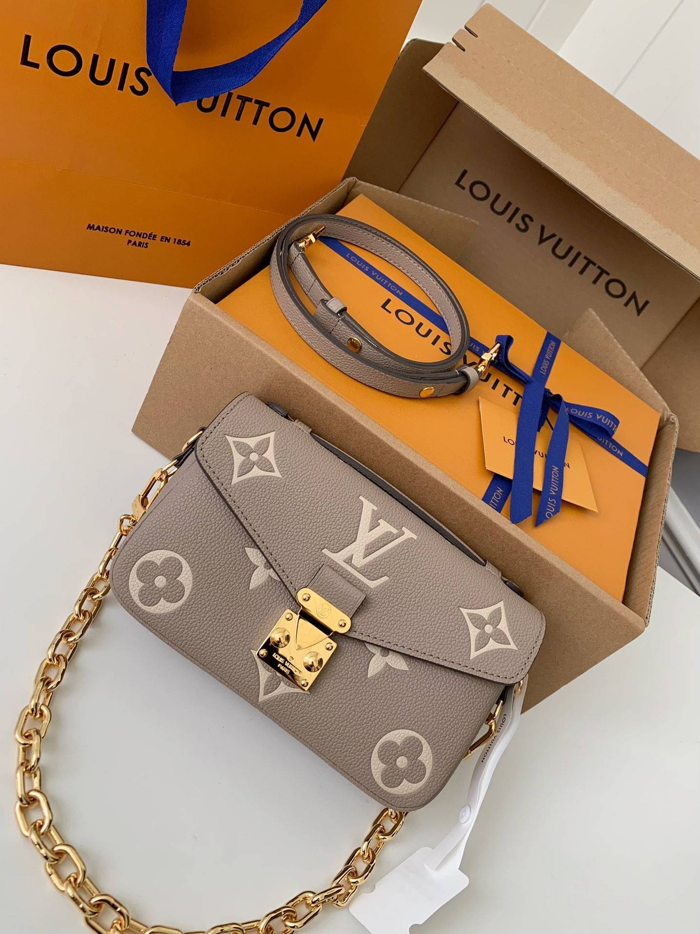 L*V counter classic hot selling Pochette Métis East West bag M23081, 21.5 * 13.5 * 6cm