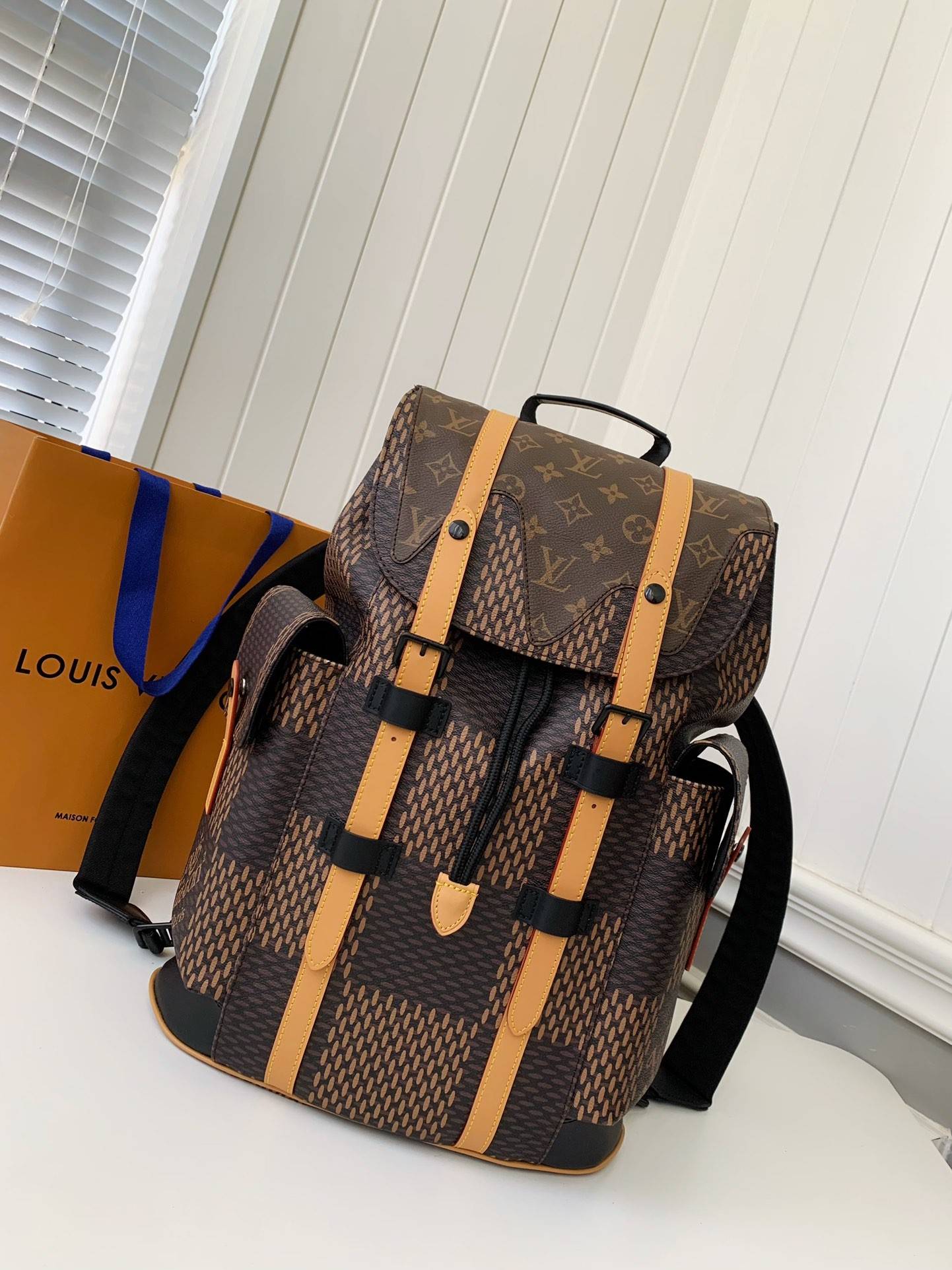 L*V Medium-sized men’s matching colored backpack M40350 Size:38*44*21cm